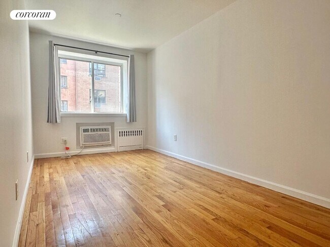 Foto del edificio - 422 E 10th St