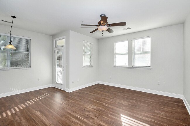 Foto del edificio - Beautiful 1-Bedroom Corner Unit - Just minutes from Uptown Charlotte!