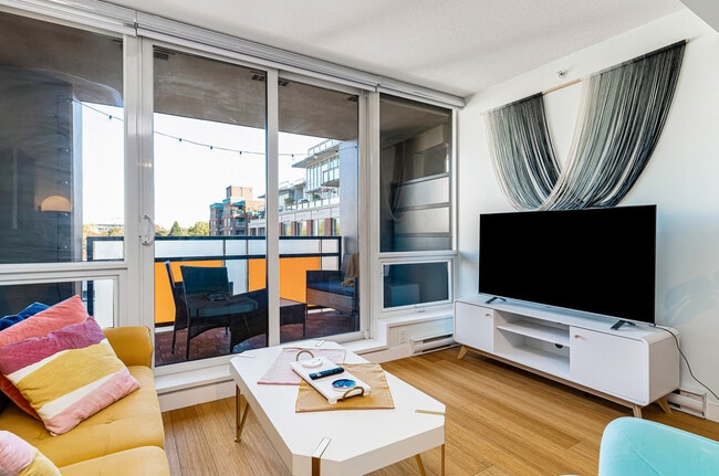 Building Photo - 718 Main St