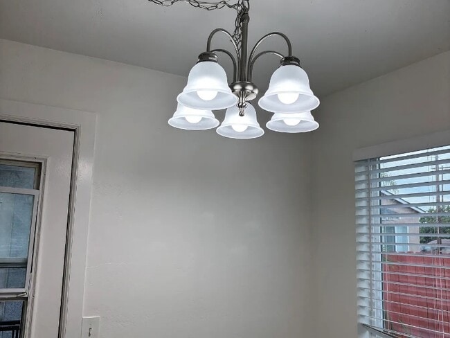 Foto del edificio - 3676 Euclid Ave