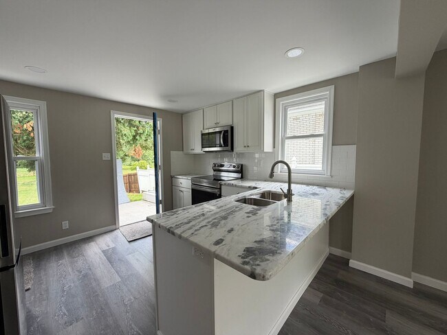 Foto del edificio - 3777-3783 Huckleberry Road