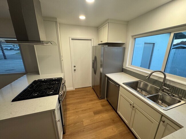 Foto del edificio - Remodeled 3 Bed / 2 Bath Single-Family Home | Garage, Big yard