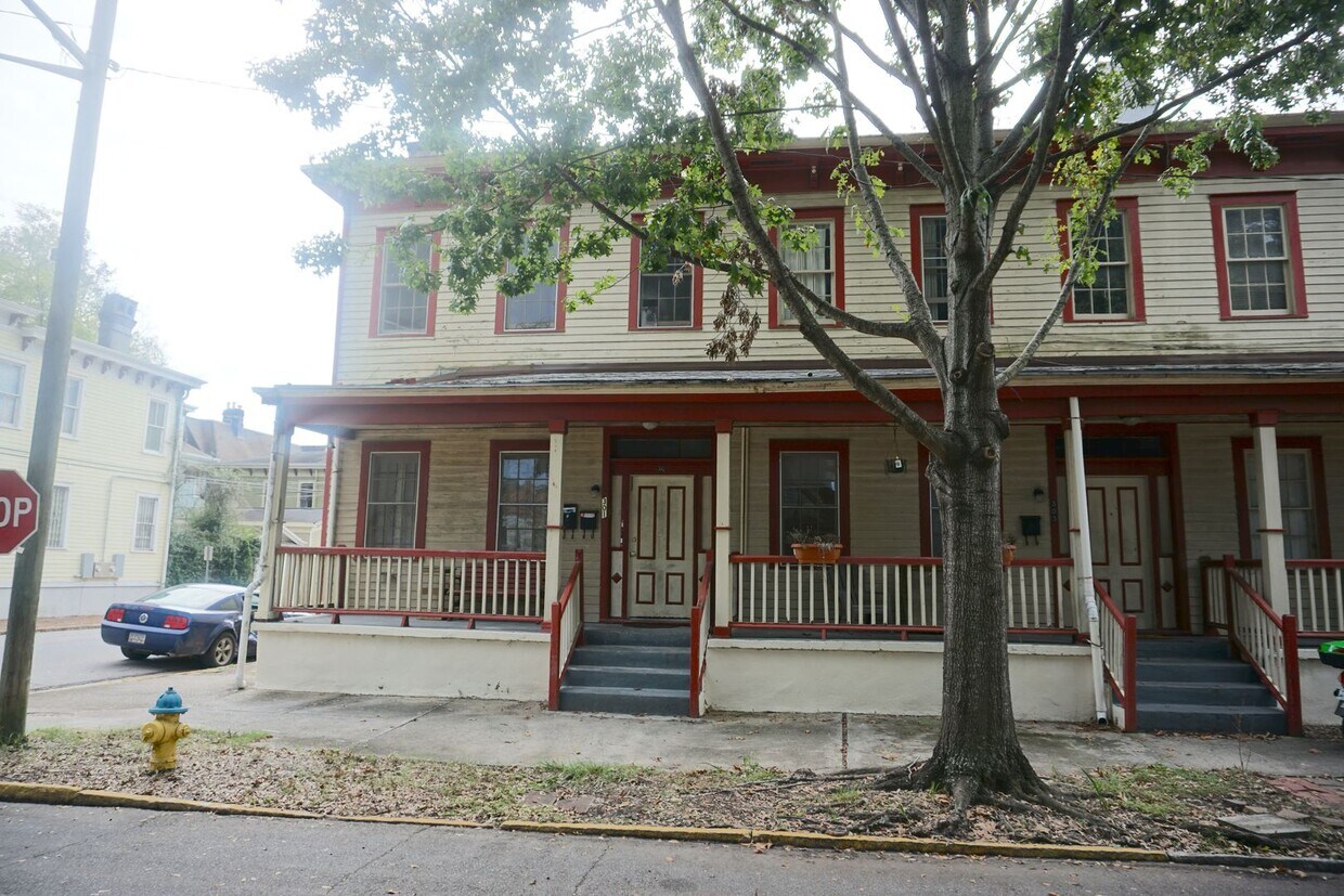 Foto principal - 2 BED | 1 BATH | JUST RENOVATED | VICTORIA...
