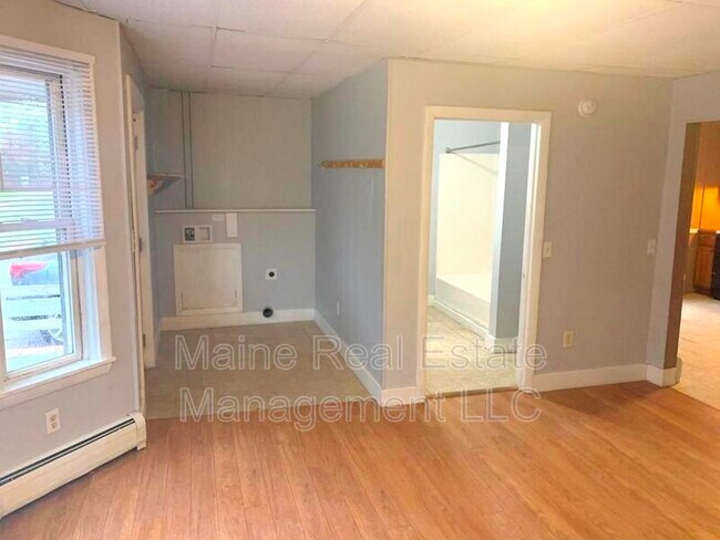 Building Photo - 207 S Main St