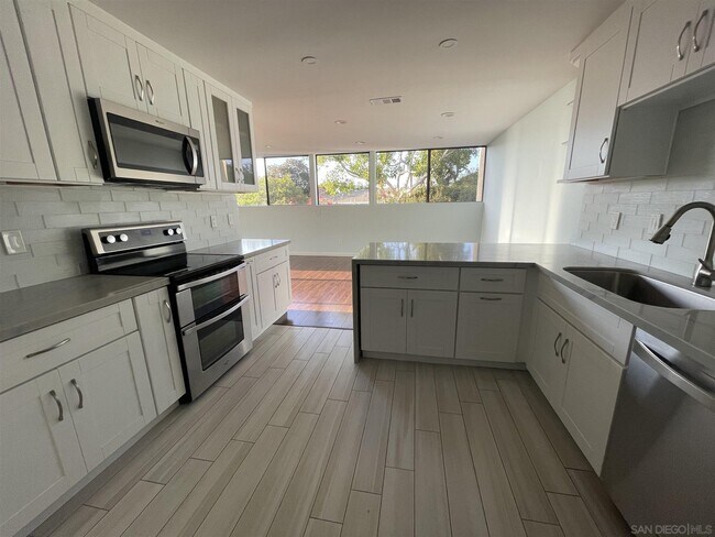 Foto del edificio - 2420 Torrey Pines Rd