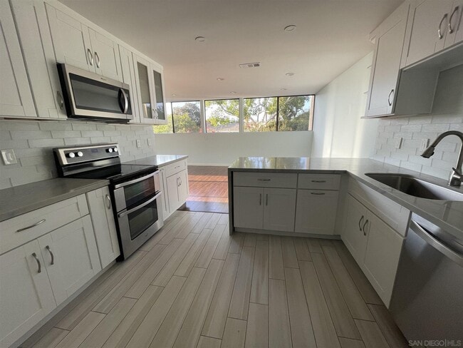 Building Photo - 2420 Torrey Pines Rd