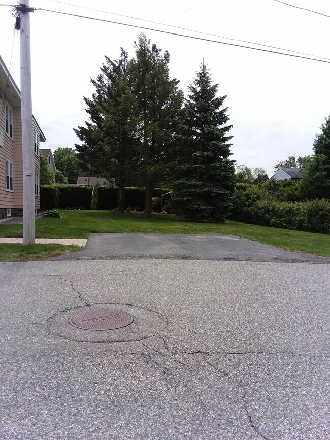 Estacionamiento fuera de la calle para 2 autos - 10 Beacon Hill Blvd