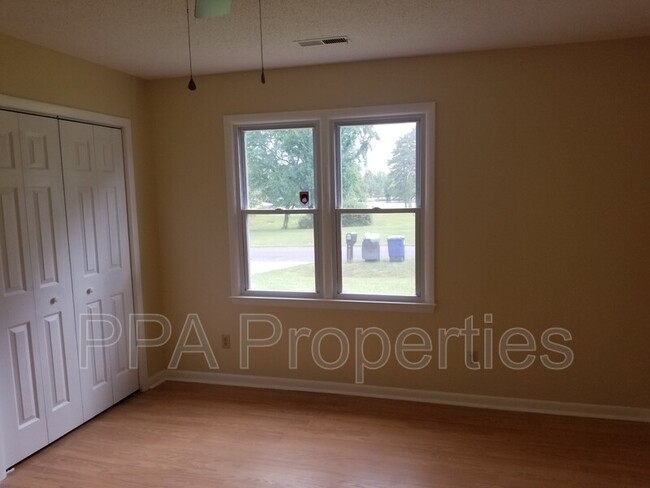 Building Photo - 2892 Willow Cove Dr