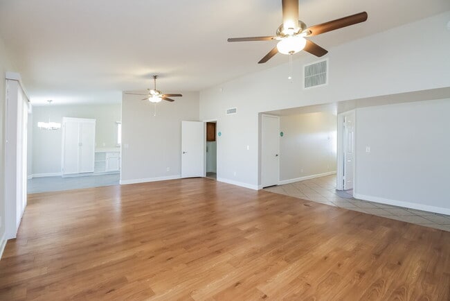 Building Photo - 7008 W Canterbury Dr