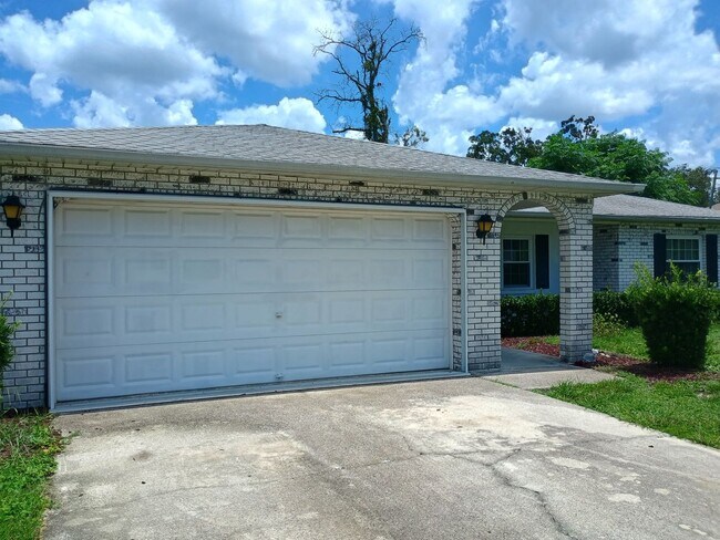 Building Photo - 3 bedroom, 2 bath  2 car garage POOL HOUSE