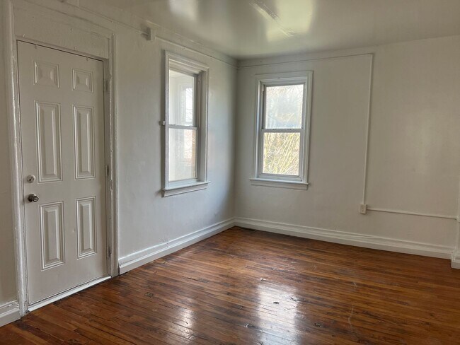 Building Photo - 3 bedroom home with large back yard