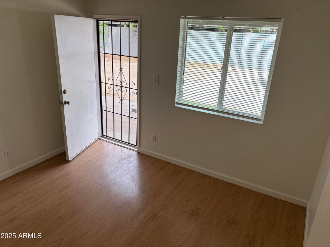 Foto principal - 310 W 8th Ave