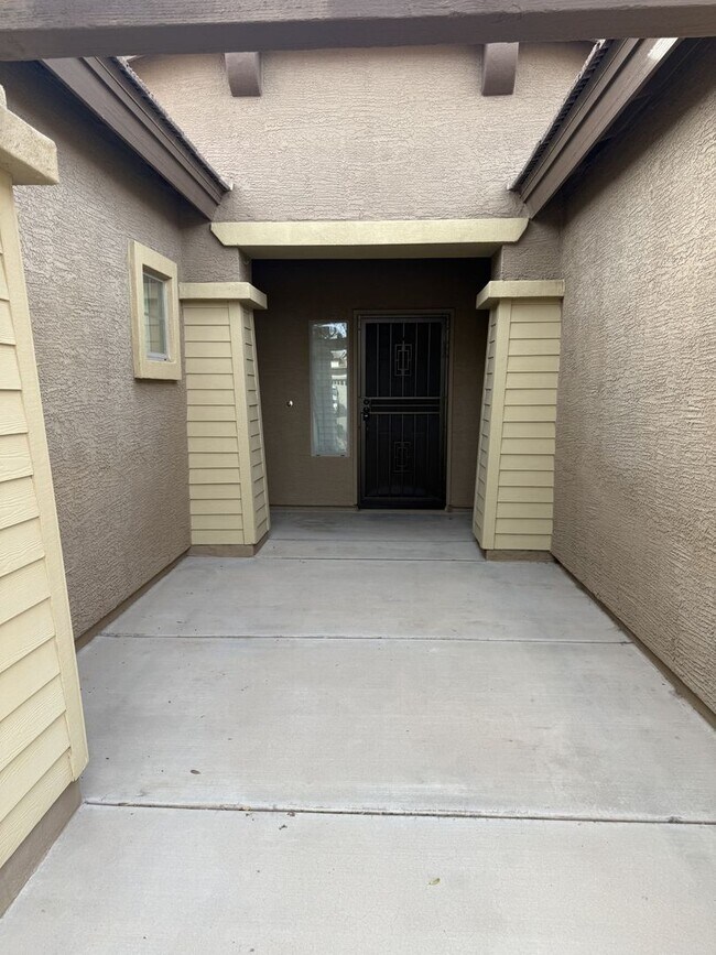 Building Photo - ** 3 bedrooms with private pool**