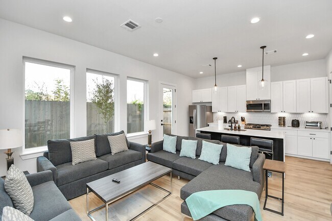 Foto del edificio - 6115 Campos Dr