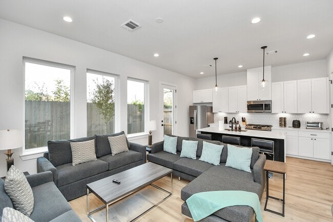 Building Photo - 6115 De Campo St