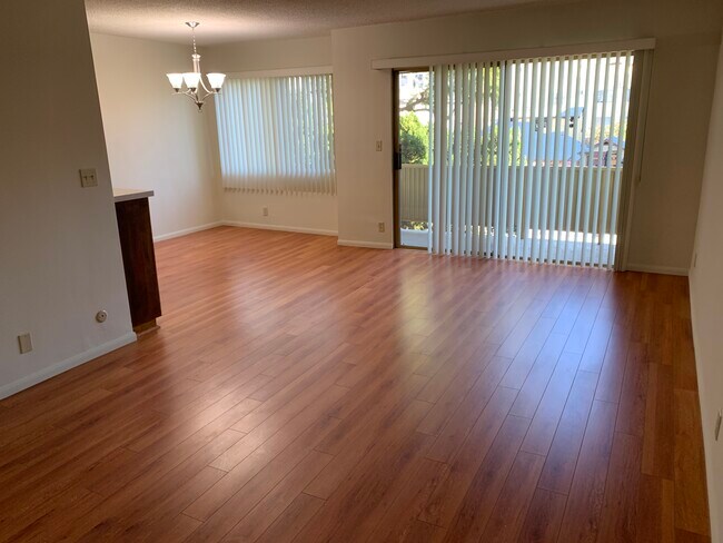 Foto del edificio - 1411 N Poinsettia Place