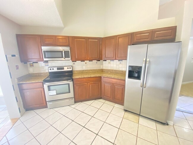 Building Photo - 3 Bed 2 Bath Home with Stainless Steel Appliances Near Poinciana Pkwy!
