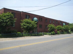 Building Photo - 478 Riverside Dr