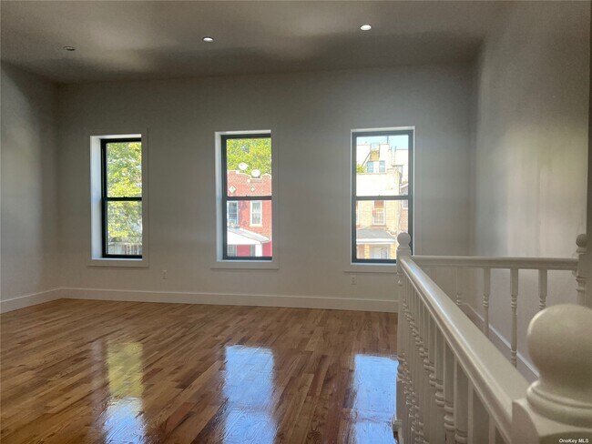 Building Photo - 172 Herzl St