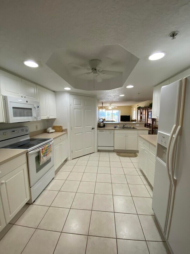 Building Photo - 8931 Lake Drive Unit 403