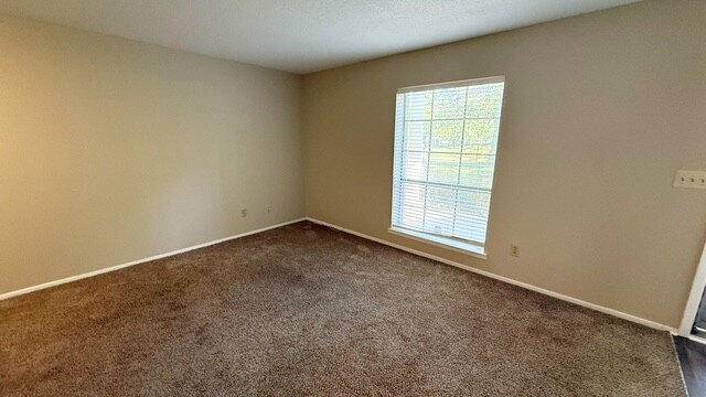 Building Photo - NORTH EAST SIDE 2 BEDROOM TOWNHOME AVAILABLE NOW!