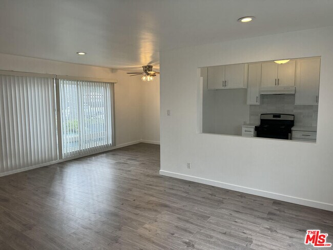 Foto del edificio - 4555 Sylmar Ave