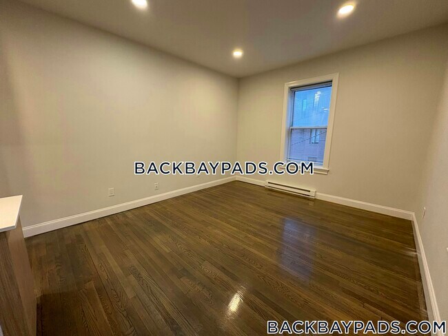 Building Photo - 529 Beacon St