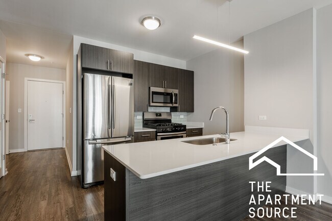 Building Photo - 301 W North Ave