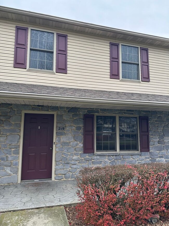 Building Photo - 219 Spencer Ave