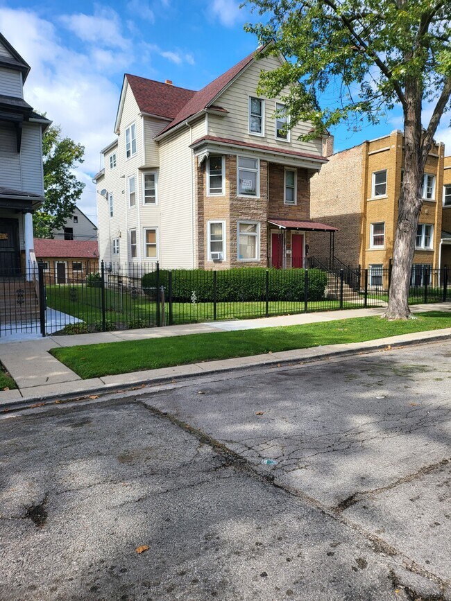 Photo - 824 N Parkside Ave Apartments