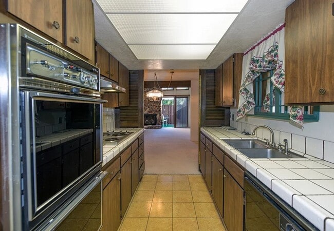 Building Photo - Condo in The Bluffs - Community Pool and Spa