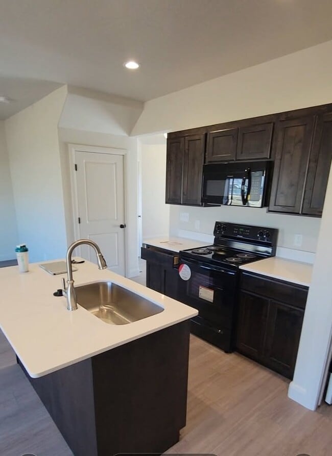 Foto del edificio - 858 N Old Fort Dr