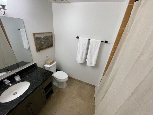 Foto del edificio - 1 Bedroom Luxury Condo in Henderson Lake L...