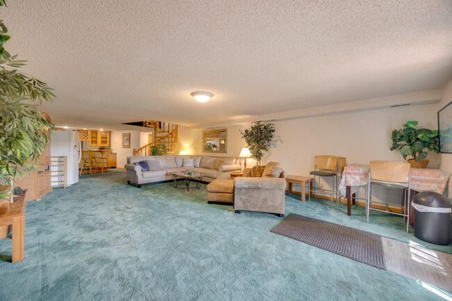 Building Photo - 19 Crescent Ln