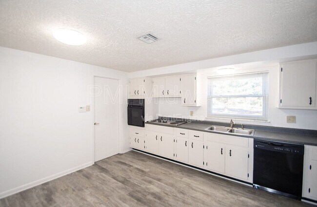 Foto del edificio - 8636 E Edgewood Ave