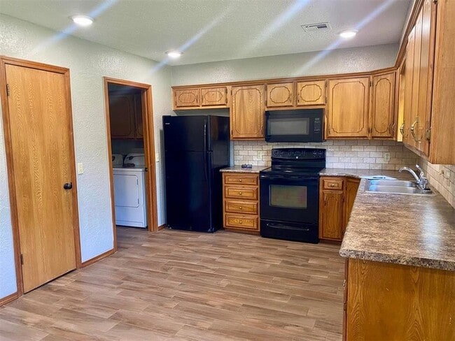 Foto del edificio - 137 Elmwood Ave