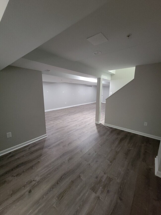Building Photo - 200 Rolling Hill Dr