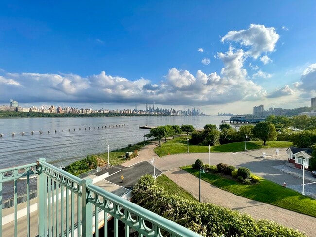 Building Photo - 325 The Promenade