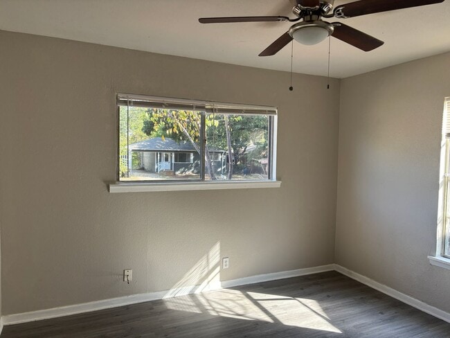 Building Photo - 2/1 in Quiet Denison Neighborhood