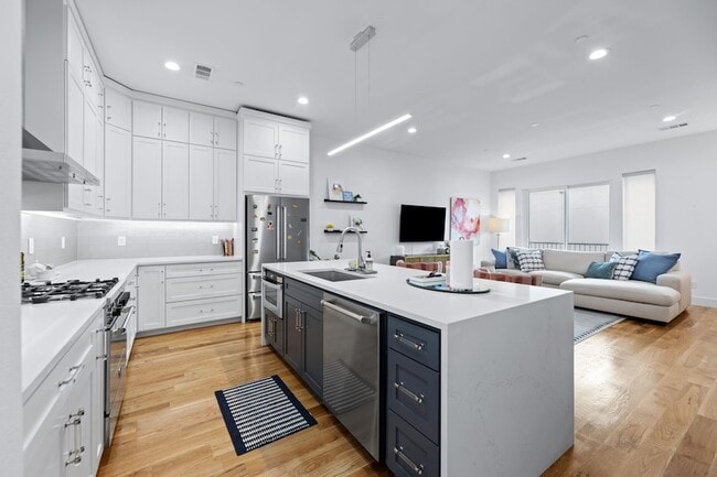 Photo - 2311 N Carroll Ave Townhome