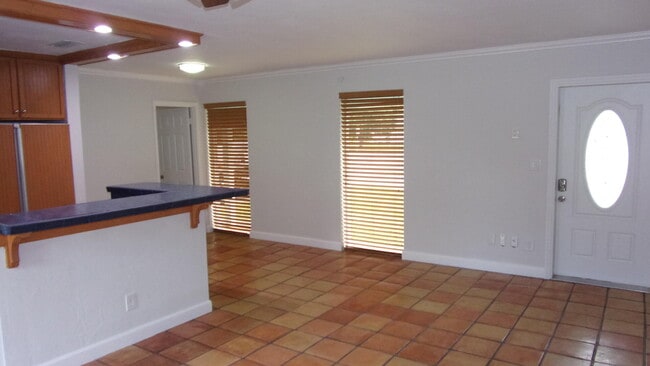 Building Photo - 195 SE Serenata Ct