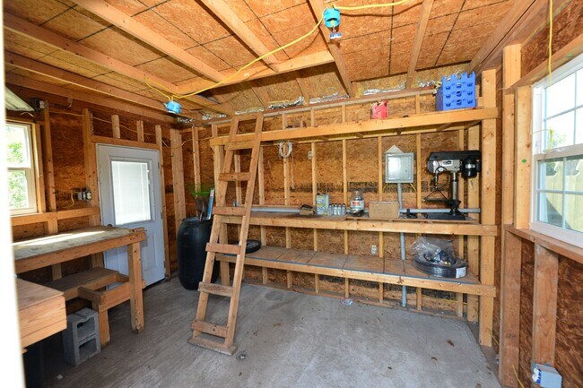 Building Photo - Custom Built brick Manor close to airport ...