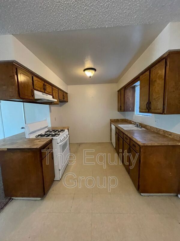 704 S Watson St Unit 2, Visalia, CA 93277 Condo for Rent in Visalia