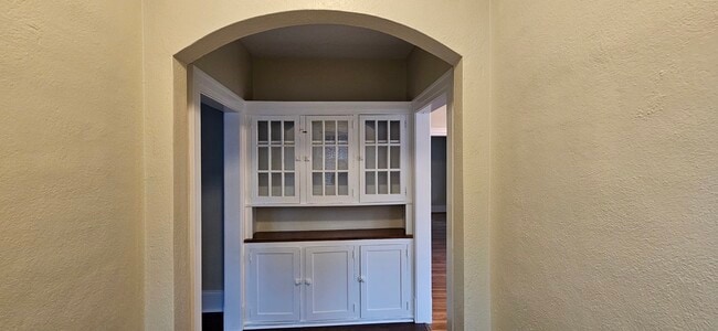 Butlers pantry in kitchen nook - 2818 Masonic Dr