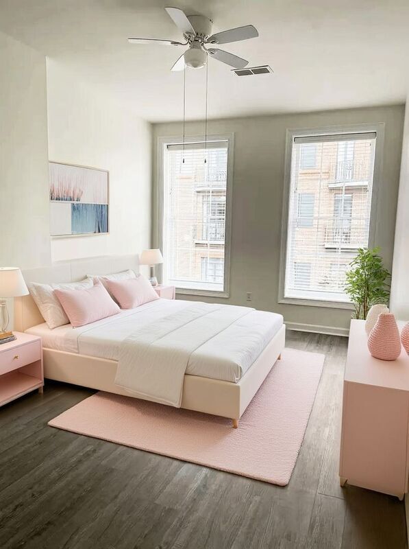 Building Photo - 235 King St