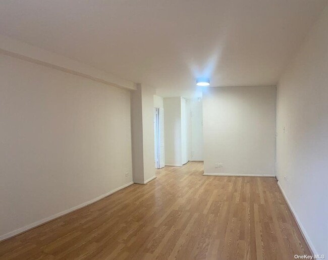 Foto del edificio - 61-20 Grand Central Pkwy