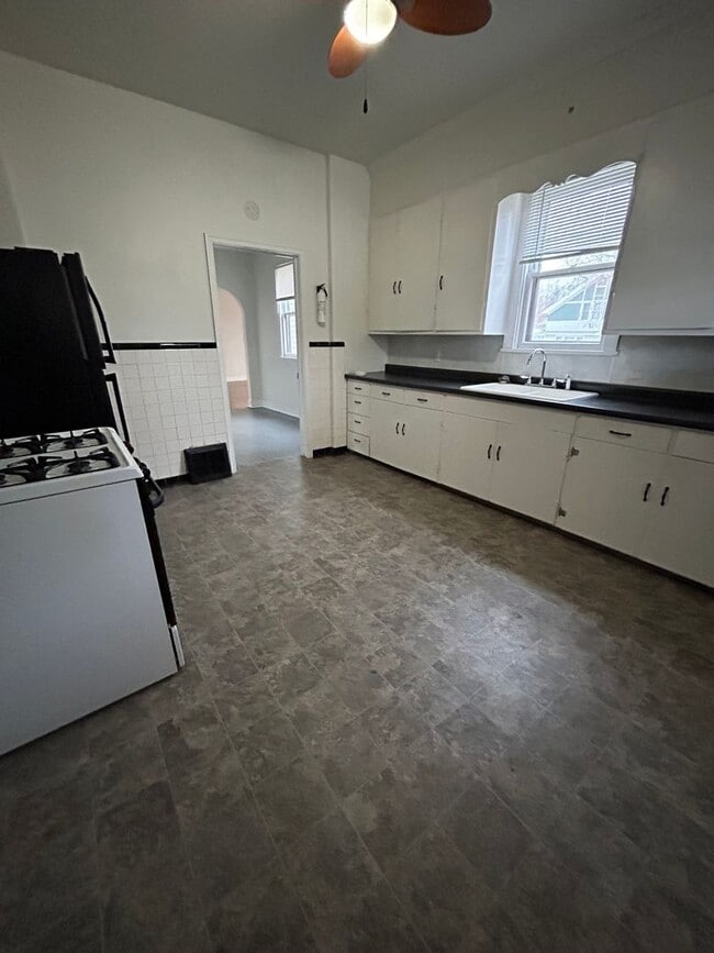 Building Photo - 628 7th St S