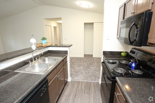2BR, 2BA - 1,015 SF - Kitchen - Lakeview