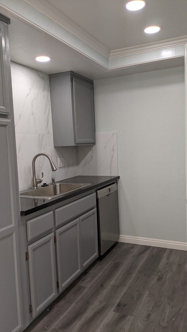 Renovated Kitchen - 3341 Shadow Park Plz