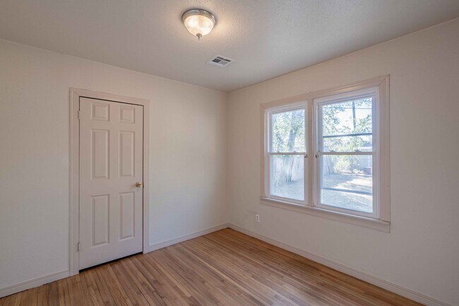 Foto del edificio - 3 Bed 1 Bath Tulsa!